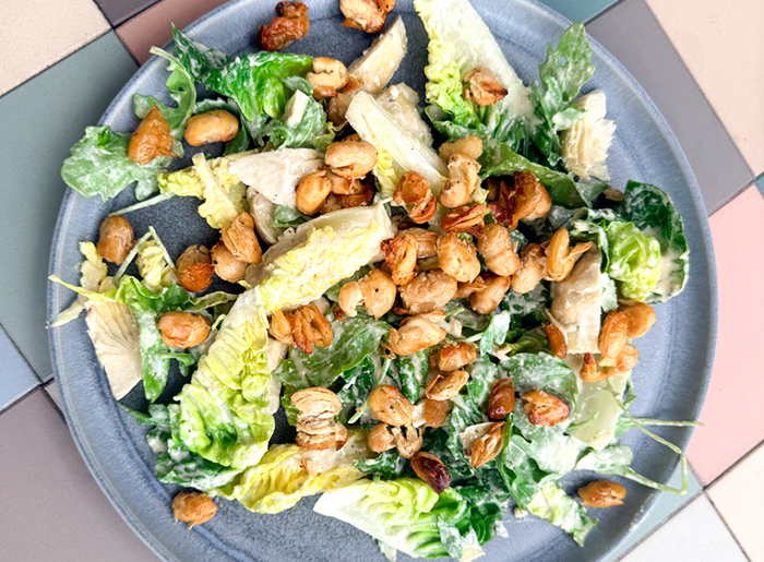 Caesar-Salat mit knusprigen Riesenbohnen & Artischocken